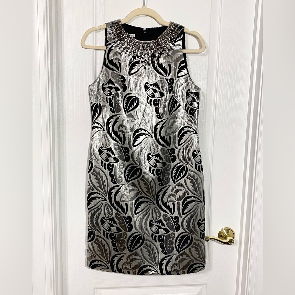 Maggy London Studded Metallic Floral Brocade Sleeveless Mini Shift Dress Silver